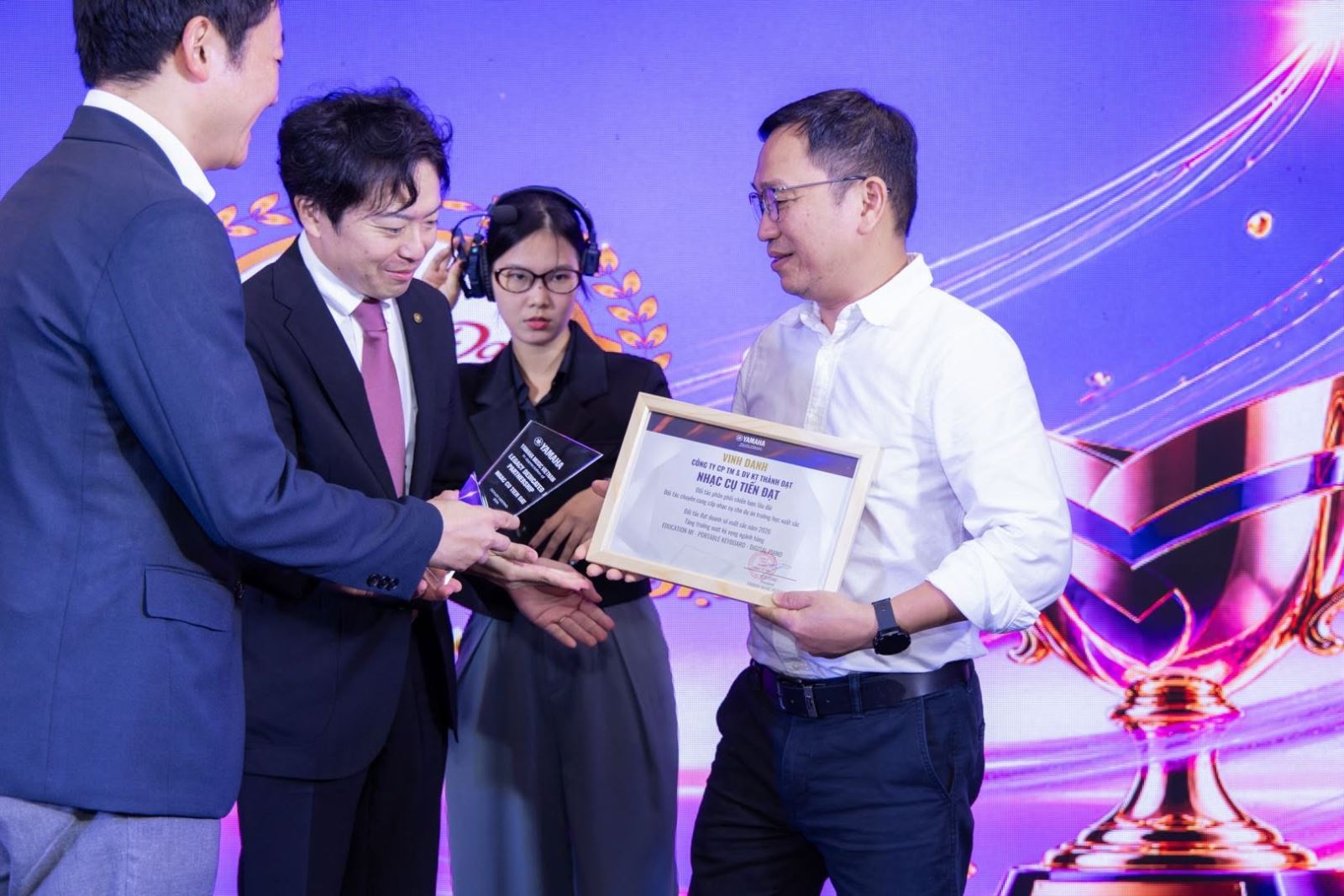Ban lãnh đạo Yamaha Music Việt Nam trao bằng vinh danh cho Tổng giám đốc Trần Đình Đoan