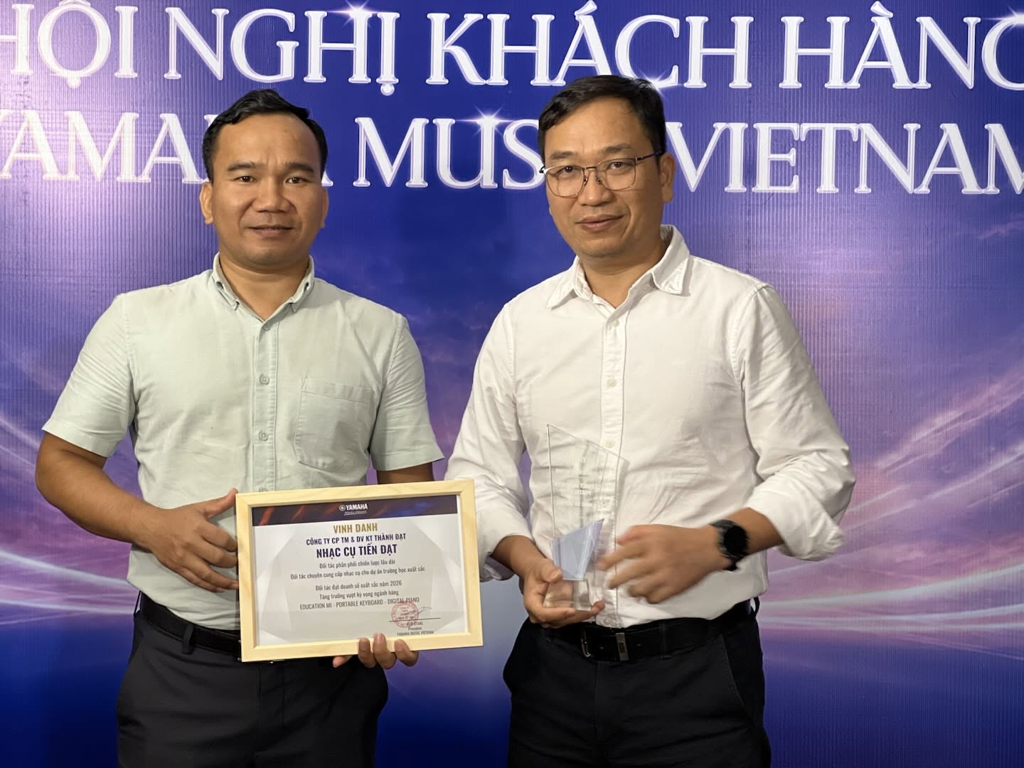 Đại diện Ban lãnh đạo Nhạc cụ Tiến Đạt 2 miền Nam - Bắc